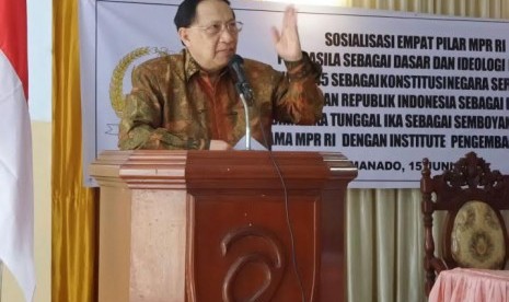 Wakil Ketua MPR EE Mangindaan, saat membuka sosialisasi empat pilar di Manado, Senin (15/6)