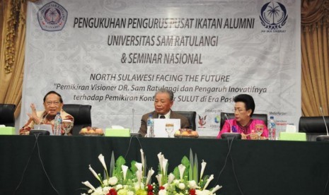 Wakil Ketua MPR EE MAngindan (kiri) dalam seminar yang digelar di Universitas Sam Ratulangi, Manado, Sulawesi Utara, Rabu (2/11).