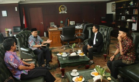  Wakil Ketua MPR Hidayat Hur Wahid (HNW) menerima delegasi Kesatuan Aksi Mahasiswa Muslim Indonesia (KAMMI).