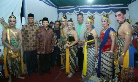 Wakil Ketua MPR Hidayat Nur Wahid (baju batik) berfoto bersama pemain wayang orang.