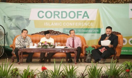 Wakil Ketua MPR Hidayat Nur Wahid berbicara dalam Cordofa Islamic Conference, yang berlangsung di Parung, Bogor, Jawa Barat, Selasa (13/12). 