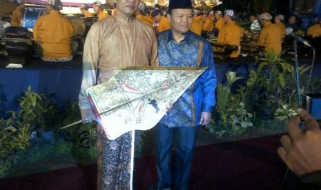 Wakil Ketua MPR Hidayat Nur Wahid bersama dalang Ki Seno Nugroho dalam pagelaran wayang di Yogyakarta.