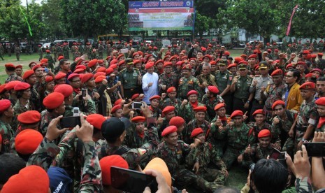 Wakil Ketua MPR, Hidayat Nur Wahid, hadir dalam Apel Akbar Kokam (Komando Kesiapsiagaan Angkatan Muda) Pemuda Muhammadiyah di Alun-alun Klaten, Jawa Tengan, Jumat (27/5).