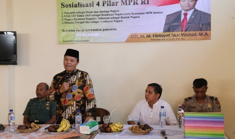 Wakil Ketua MPR Hidayat Nur Wahid (HNW) saat memberi Sosialisasi Pancasila, UUD NRI Tahun 1945, NKRI, dan Bhinneka Tunggal Ika, kepada warga Kelurahan Duren Tiga, Kecamatan Pancoran, Jakarta Selatan (4/12).