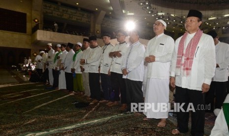 Wakil Ketua MPR Hidayat Nur Wahid (kanan) bersama Menteri Agama Lukman Hakim Saifuddin (kedua kanan) mengikuti Dzikir Nasional Republika 2016 di Masjid Agung At-tin untuk mengikuti Dzikir Nasional 2016, Jakarta, Sabtu (31/12).Republika/Raisan Al Farisi