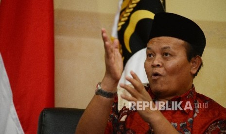  Wakil Ketua MPR Hidayat Nur Wahid (kanan) memberikan pemaparan saat berbincang dengan Wakil Pemimpin Redaksi Harian Republika Hur Hasan Murtiaji di Kantor DPP PKS, Jakarta, Rabu (14/14). 