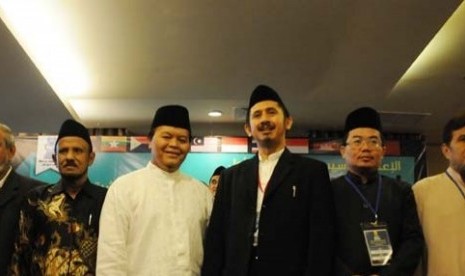 Wakil Ketua MPR Hidayat Nur Wahid (keempat kiri) berfoto bersama (kiri-kanan) Ketua Majelis Ulama Singapura Ust. Husein Ya'ub, Ketua Ormas Islam Al-Irsyad Ust. Baharmus, Penggagas Muktamar I Ikatan Ulama dan Da'i Asia Tenggara Ust. Muhammad Zaitun Rasmin, 