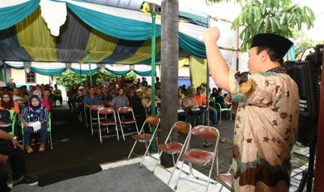 Wakil Ketua MPR, Hidayat Nur Wahid, memberikan ceramah dalam pertemuan dengan warga Kelurahan Kelapa Dua, Kecamatan Kebon Jeruk, Jakarta, Ahad (23/10).