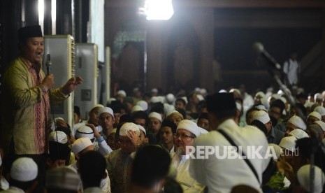 Wakil Ketua MPR Hidayat Nur Wahid memberikan ceramahnya saat acara Dzikir Nasional 2015 yang diadakan di Masjid At-Tin, Jakarta Timu, Kamis (31/12).