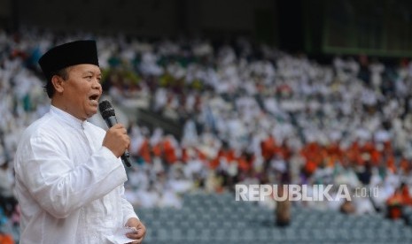 Wakil Ketua MPR Hidayat Nur Wahid memberikan pidato dalam acara Tasyakur Akbar Milad ke-35 tahun Badan Kontak Majelis Taklim (BKMT) yang diadakan di Gelora Bung Karno, Jakarta, Sabtu (12/3).