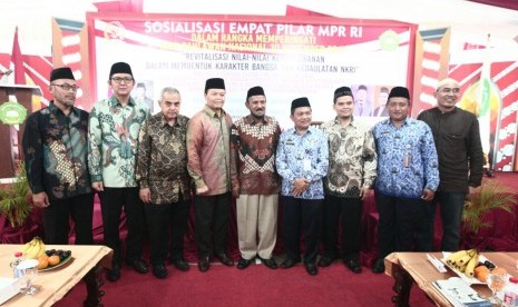  Wakil Ketua MPR Hidayat Nur Wahid memberikan sosialisasi Empat Pilar kepada ratusan mahasiswa Mahad Aly An Nuaimy, Kebayoran Lama, Jakarta, (10/11). 