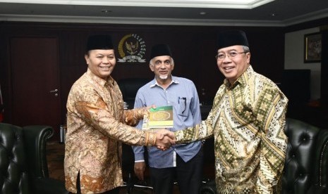 Wakil Ketua MPR Hidayat Nur Wahid menerima Dewan Dakwah Islamiyah Indonesia (DDII) di ruang kerja, Gedung Nusantara III Komplek Parlemen, Selasa (21/3). 