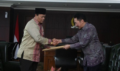  Wakil Ketua MPR Hidayat Nur Wahid menerima pimpinan Lembaga Pengkajian di ruang kerja, Gedung Nusantara III Lantai 9, Komplek Parlemen, Senayan, Jakarta, Senin (26/10). (foot : dok. MPR)