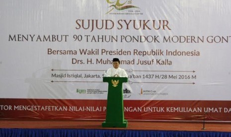 Wakil Ketua MPR Hidayat Nur Wahid menghadii temu almumni Ponpes Gontor.