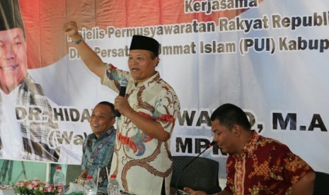  Wakil Ketua MPR Hidayat Nur Wahid (tengah).