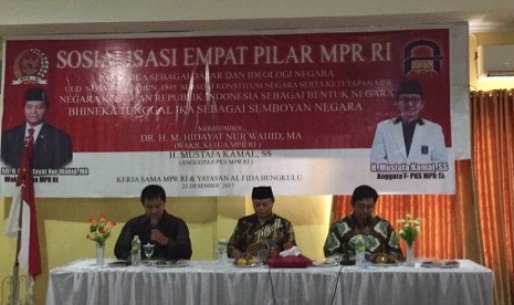 Wakil Ketua MPR Hidayat Nur Wahid (tengah) saat melakukan sosialisasi empat pilar di Yayasan Alfida, Bengkulu, Kamis (21/12).