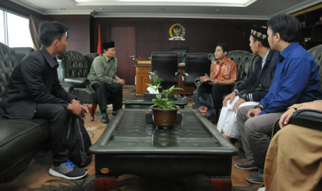 Wakil Ketua MPR HNW, saat berbincang dengan delegasi gerakan Indonesia Muroja’ah (IM), di Ruang Kerjanya, Gedung Nusantara III, Kompleks Gedung MPR/DPR/DPD, Senayan, Jakarta, Senin (22/10).