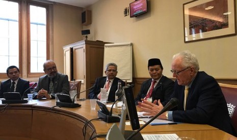 Wakil Ketua MPR Indonesia Hidayat Nur Wahid bertemu dengan Senior Deputy Lord Speaker the House of Lords (Majelis Tinggi) Parlemen Inggris Lord McFall of Alcluith saat berkunjung ke Parlemen Inggris pada Rabu (29/3).