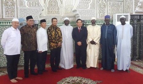 Wakil Ketua MPR Mahyudin beserta delegasi Indonesia bertemu dengan Imam Besar Masjid Agung Dakar, Alioune Samba dalam lawatannya ke Senegal.