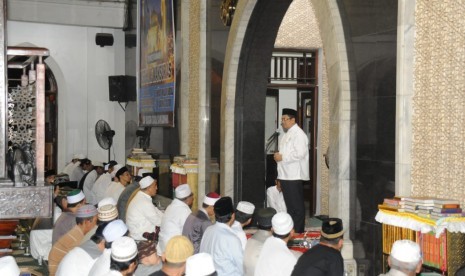 Wakil Ketua MPR Mahyudin memberikan tausiyah shalat tarawih di Masjid Darussalam, Samarinda, Kalimantan Timur.