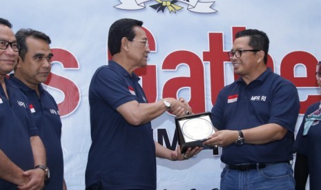 Wakil Ketua MPR Mahyudin membuka secara resmi kegiatan Press Gatehering Pimpinan MPR dengan Wartawan Parlemen di Yogyakarta, Jumat malam (19/10). 