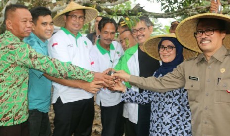 Wakil Ketua MPR Mahyudin mendukung penanaman seribu pohon di Banten.