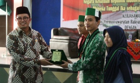 Wakil Ketua MPR, Mahyudin, mengisi acara sosialisasi Empat Pilar yang diikuti ribuan kader Himpunan Mahasiswa Islam (HMI) Cabang Medan mengikuti Sosialisasi Empat Pilar MPR di Aula Universitas Islam Negeri Islam Sumatera Utara (UINSU), Kota Medan, Sumatera Utara, Jumat (21/4). 