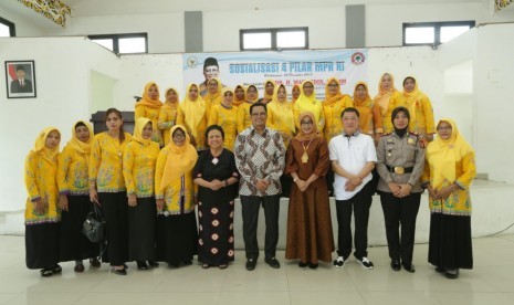 Wakil Ketua MPR Mahyudin menyampaikan Sosialisasi Empat Pilar MPR kepada emak-emak yang tergabung dalam Himpunan Wanita Karya (HWK) di Aula Kecamatan Balikpapan Selatan, Balikpapan, Ahad (2/12). 