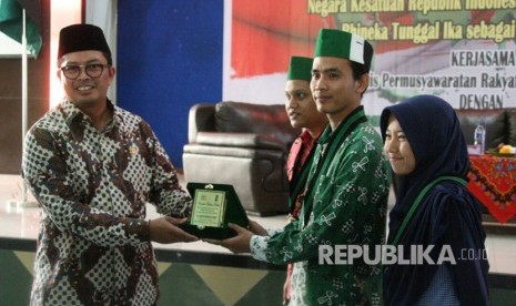 Wakil Ketua MPR Mahyudin saat menyampaikan Sosialisasi Empat Pilar MPR di Aula Universitas Islam Negeri Islam Sumatera Utara (UINSU), Kota Medan, Sumatera Utara, Jumat (21/4).