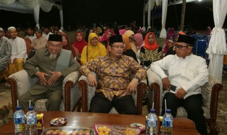 Wakil Ketua MPR Mahyudin (tengah).