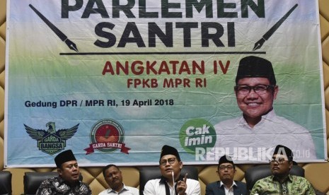 Ketua Fraksi PKB MPR Jazilul Fawaid (kanan) beraama Wakil Ketua MPR Muhaimin Iskandar (tengah) bersama dan Plt Ketua Fraksi PKB DPR Cucun Ahmad Syamsurijal (kiri).