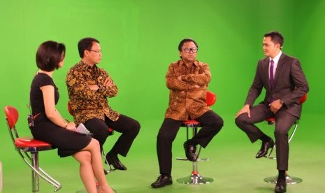 Wakil Ketua MPR Oesman Sapta bersama Ketua Badan Sosialisasi MPR, Ahmad Basarah dalam sebuah diskusi.