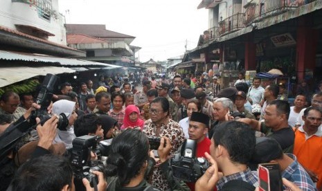 Wakil Ketua MPR Oesman Sapta blusukan ke pasar Sambas.