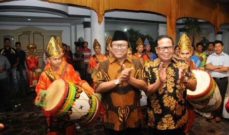 Wakil Ketua MPR Oesman Sapta  dalam pertemuan dengan Ikatan Keluarga Minang Riau (IKMR), di Rumah Gadang IKMR Provinsi Riau, di Pekanbaru Riau, Rabu (25/1). .