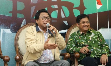 Wakil Ketua MPR Oesman Sapta (kiri).