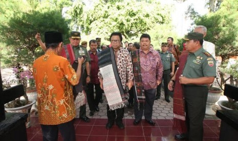 Wakil Ketua MPR Oesman Sapta melakukan tabur bunga.