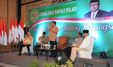 Wakil Ketua MPR Oesman Sapta memberikan Sosialisasi Empat Pilar MPR, di Surabaya, Jawa Timur Ahad (30/7).