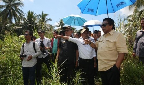 Wakil Ketua MPR Oesman Sapta meninjau pembangunan jembatan Kapuas 3.