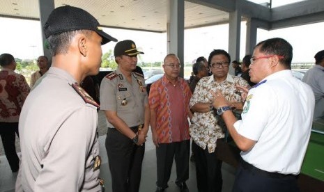 Wakil Ketua MPR Oesman Sapta meninjau terminal antarnegara, Selasa (14/7)