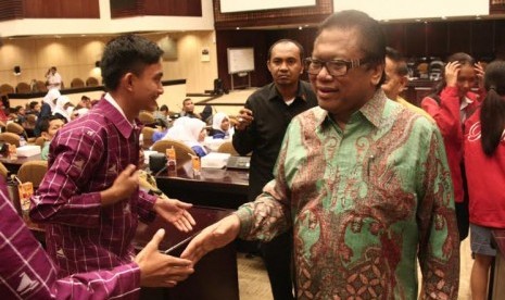 Wakil Ketua MPR Oesman Sapta saat melakukan audiensi dengan peserta lomba cerdas cermat MPR.