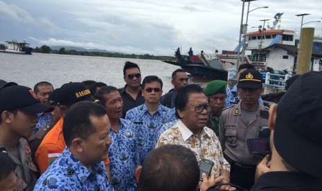 Wakil Ketua MPR Oesman Sapta saat memebrikan bantuan pada korban kecelakaan longboat indo kapuas