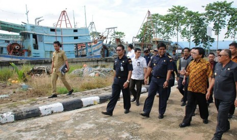 Wakil Ketua MPR Oesman Sapta saat mengunjungi  Stasiun Pengawasan Sumber Daya Kelautan (PSDKP) Pontianak, Kubu Raya, Kalimantan Barat, Senin (20/3). 