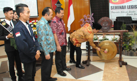 Wakil Ketua MPR RI Ahmad Basarah menjadi keynote speaker di acara Seminar Legislatif bertemakan “Pancasila Sumber Segala Sumber Hukum Negara” di Gedung Pusat Pertemuan Ilmiah (PPI) Universitas Merdeka, Malang pada hari Selasa (17/4).