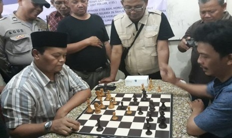 Wakil Ketua MPR RI, Hidayat Nur Wahid melawan M Nur juara pertama perseorangan turnamen Catur I yang diselenggarakan oleh FKPPI Jaksel