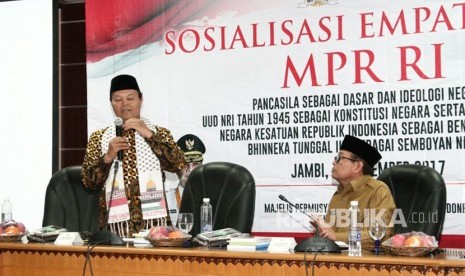 Wakil Ketua MPR RI Hidayat Nur Wahid memberikan pemaparan dalam kegiatan sosialisasi Empat Pilar kebangsaan di Gedung Bappeda, Kota Jambi, Provinsi Jambi, Selasa (19/12).