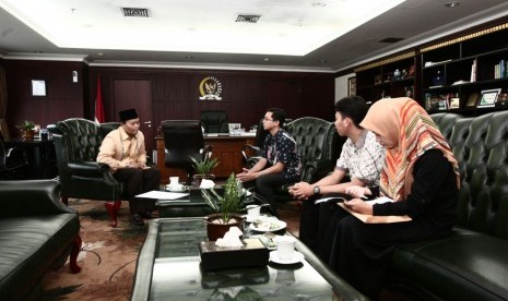 Wakil Ketua MPR RI, Hidayat Nur Wahid, menerima kunjungan silaturahim delegasi Al-Azhar Youth Leader Institute (AYLI) di Ruang Kerjanya, Gedung Nusantara III, Kompleks Gedung MPR/DPR/DPD, Senayan, Jakarta, Selasa (22/11).