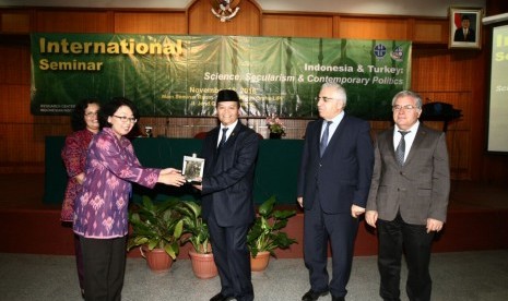 Wakil Ketua MPR RI, Hidayat Nur Wahid, menjadi pembicara di seminar internasional 'Indonesia and Turkey: Science, Secularism, and Contemporary Politics' di LIPI, Jakarta, Jumat (18/11).