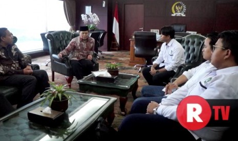 Wakil Ketua MPR RI, Hidayat Nur Wahid saat menerima kunjungan di ruang kerjanya