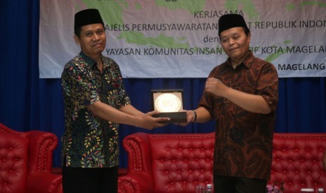 Wakil Ketua MPR RI, Hidayat Nur Wahid, saat menjadi narasumber acara sosialisasi Empat Pilar MPR RI yang diselenggarakan oleh MPR bekerja sama dengan pengurus Yayasan Komunitas Insan Kreatif (Komunika) di Syailendra Convention Hall, Hotel Borobudur Indah, Kota Magelang, Jawa Tengah, Sabtu (5/8).