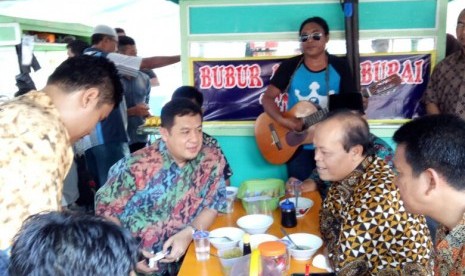 Wakil Ketua MPR RI Hidayat Nur Wahid sedang menikmati bubur ayam di warung milik H Rohman.